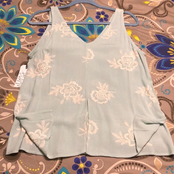 NWT - Embroidered Top by Melrose and Market. Sz M - Picture 3 of 8
